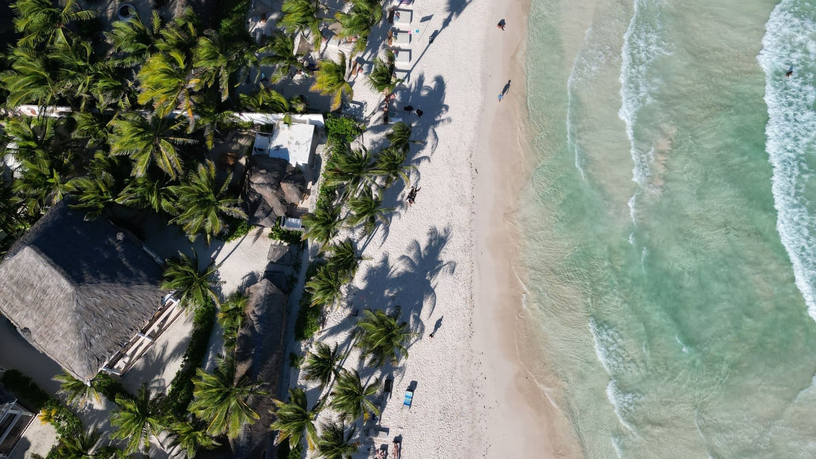 Vista aérea de Holbox, Quintana Roo, con aguas turquesa del Caribe mexicano